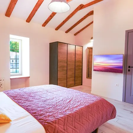 Villa Nika - Rustic Stone House With Heated Pool * Rasopasno