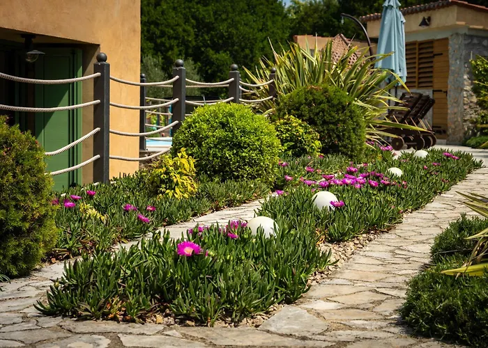 Willa Nika - Rustic Stone House With Heated Pool