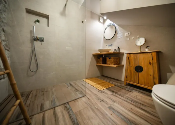 Nika - Rustic Stone House With Heated Pool Willa