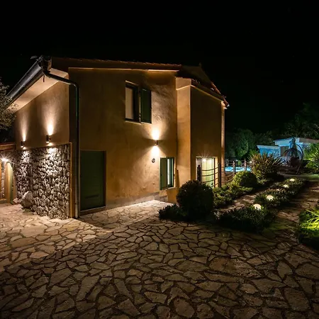 Villa Nika - Rustic Stone House With Heated Pool Villa Rasopasno