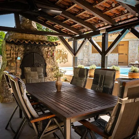 Villa Nika - Rustic Stone House With Heated Pool * Rasopasno