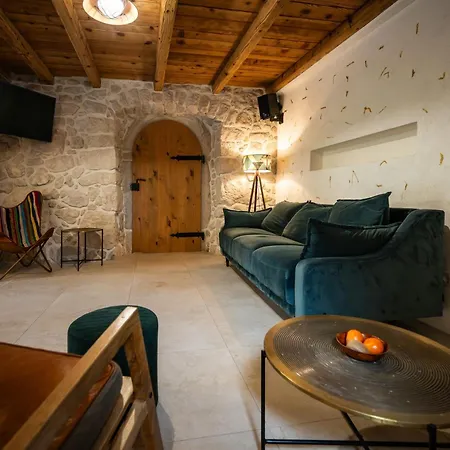 וילה Villa Nika - Rustic Stone House With Heated Pool Rasopasno