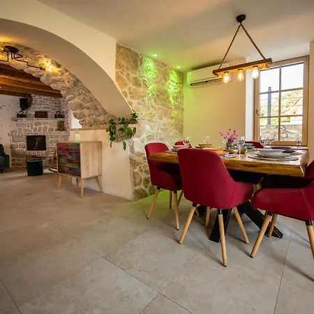 Villa Nika - Rustic Stone House With Heated Pool Rasopasno