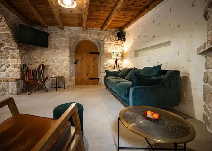 Villa Nika - Rustic Stone House With Heated Pool Rasopasno